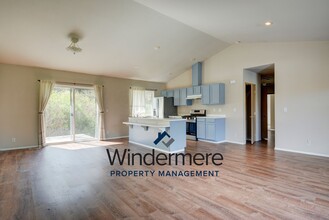 2285 Williams Rd in Oak Harbor, WA - Foto de edificio - Building Photo