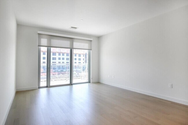 65 Lewis St, Unit 604 in Boston, MA - Building Photo - Building Photo