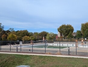 135 Dickenson Dr in Gaithersburg, MD - Building Photo - Building Photo