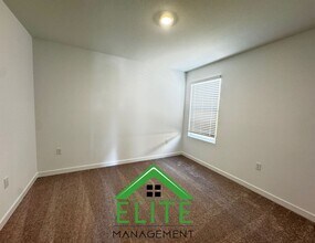7480 Penfield Dr in Sacramento, CA - Building Photo - Building Photo