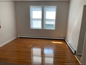 8 Hyde Park Ave, Unit 3 in Boston, MA - Building Photo - Building Photo