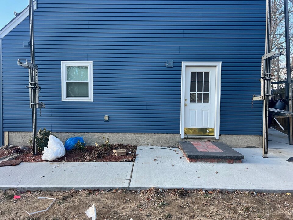 308 N Ontario Ave in Lindenhurst, NY - Building Photo