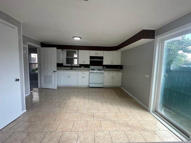 property at 918 W 5th St