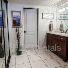 2001 E Camino Parocela in Palm Springs, CA - Building Photo - Building Photo