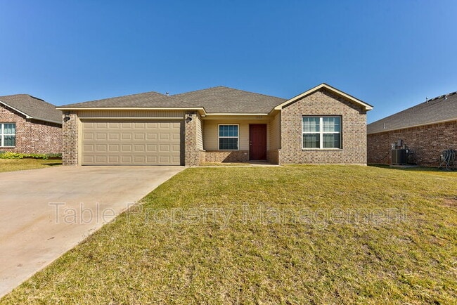1929 West Antler Way in Mustang, OK - Building Photo - Building Photo
