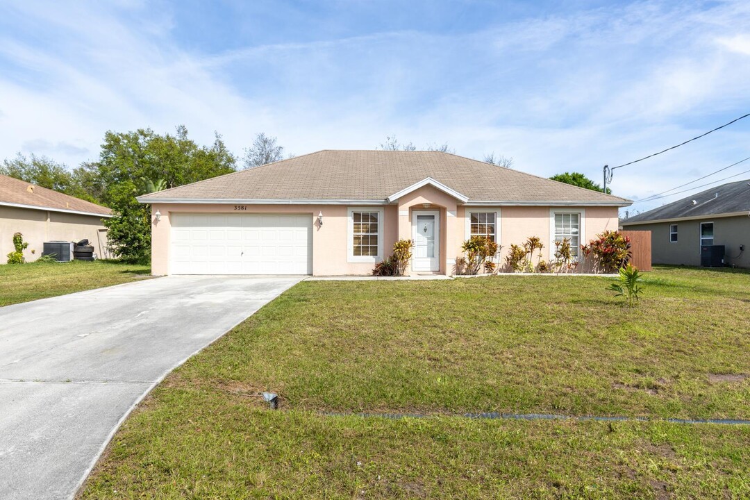 3581 SW Kromrey St in Port St. Lucie, FL - Building Photo