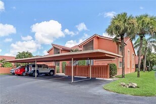 124 Cypress Way E in Naples, FL - Building Photo