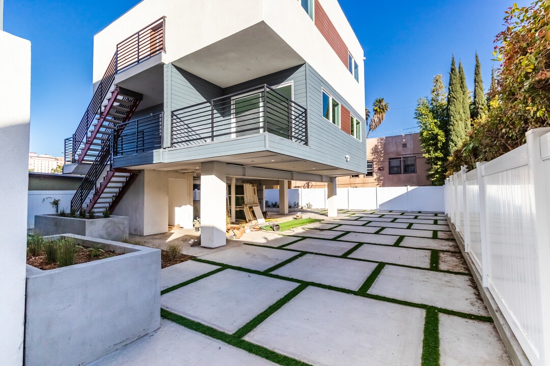 148 S Madison Ave in Los Angeles, CA - Building Photo