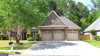 206 Lake Forest Dr in Newnan, GA - Building Photo