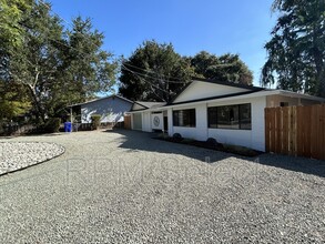 1022 Easum Dr in Napa, CA - Foto de edificio - Building Photo