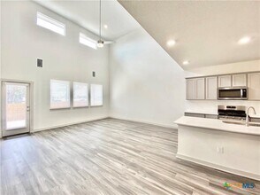 100 Geminiflora Bend in Leander, TX - Foto de edificio - Building Photo