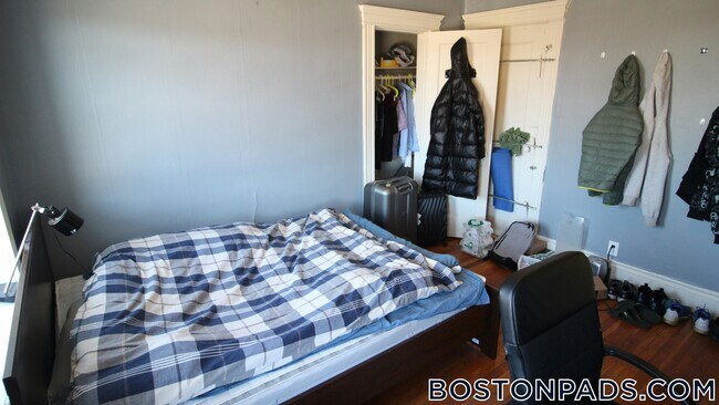 1350 Commonwealth Avenue, Unit 20 in Boston, MA - Foto de edificio - Building Photo