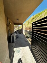8532 Vine Valley Dr in Sun Valley, CA - Foto de edificio - Building Photo
