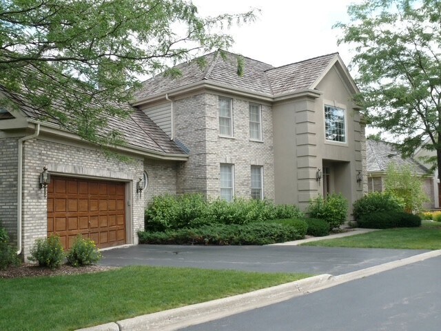 5 Hotchkiss Ct in Lincolnshire, IL - Building Photo