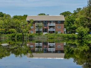 Brook Haven Estates in Attleboro, MA - Foto de edificio - Building Photo