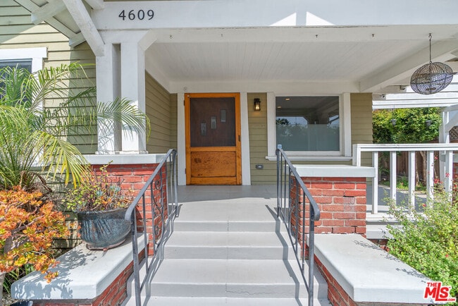 4609 W 17th St in Los Angeles, CA - Building Photo - Building Photo