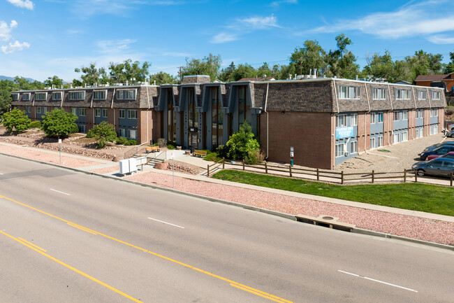 Fountain Oaks in Colorado Springs, CO - Building Photo - Building Photo