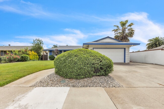 6630 Lindbrook Way in Sacramento, CA - Foto de edificio - Building Photo