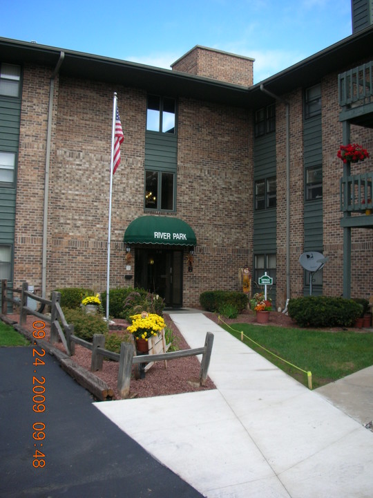 River Park Terrace in De Pere, WI - Foto de edificio