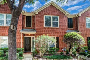 818 W Heights Hollow Ln in Houston, TX - Building Photo