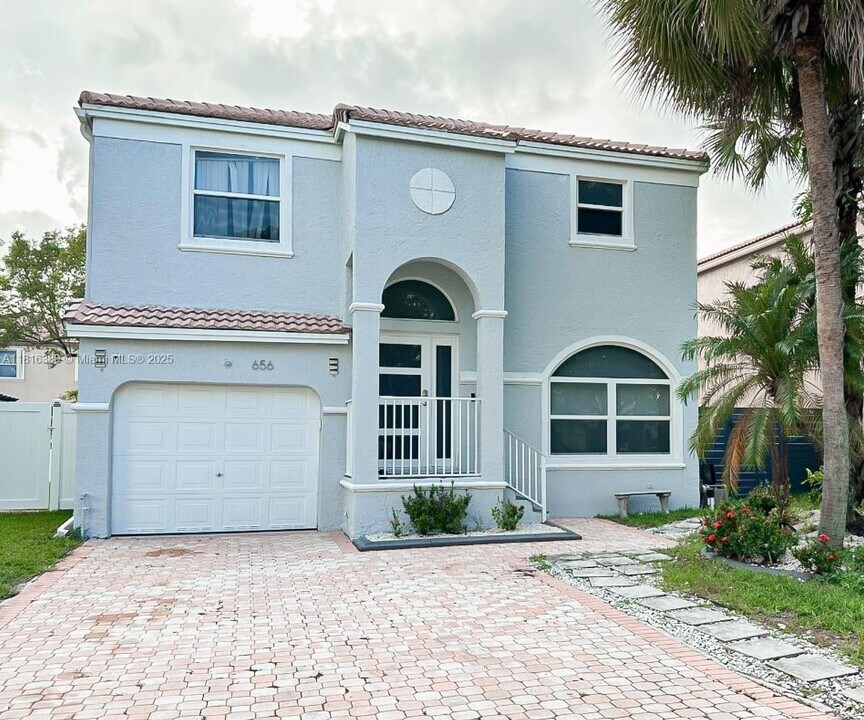 656 NW 157th Ave in Pembroke Pines, FL - Building Photo