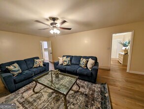 7834 Fielder Rd in Jonesboro, GA - Foto de edificio - Building Photo