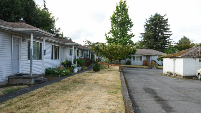 10834 NE Glisan St in Portland, OR - Foto de edificio - Building Photo