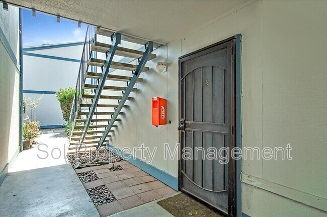 1925 46th Ave in Capitola, CA - Foto de edificio - Building Photo
