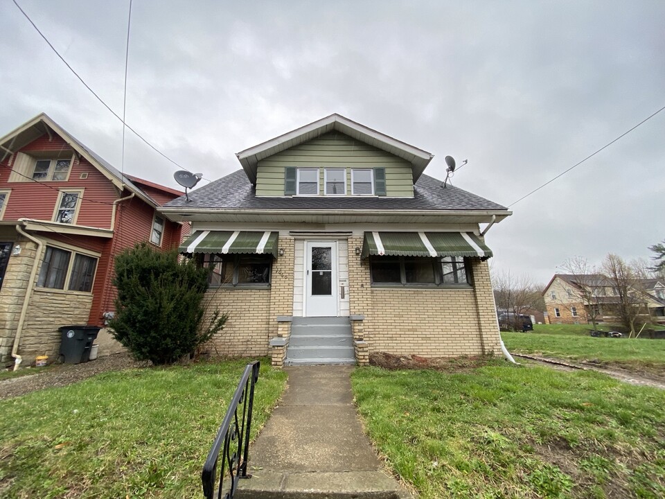 1065 Laurel Ave in Akron, OH - Foto de edificio