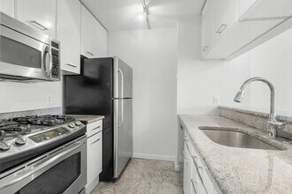4 Martine Ave, Unit 404 in White Plains, NY - Foto de edificio - Building Photo