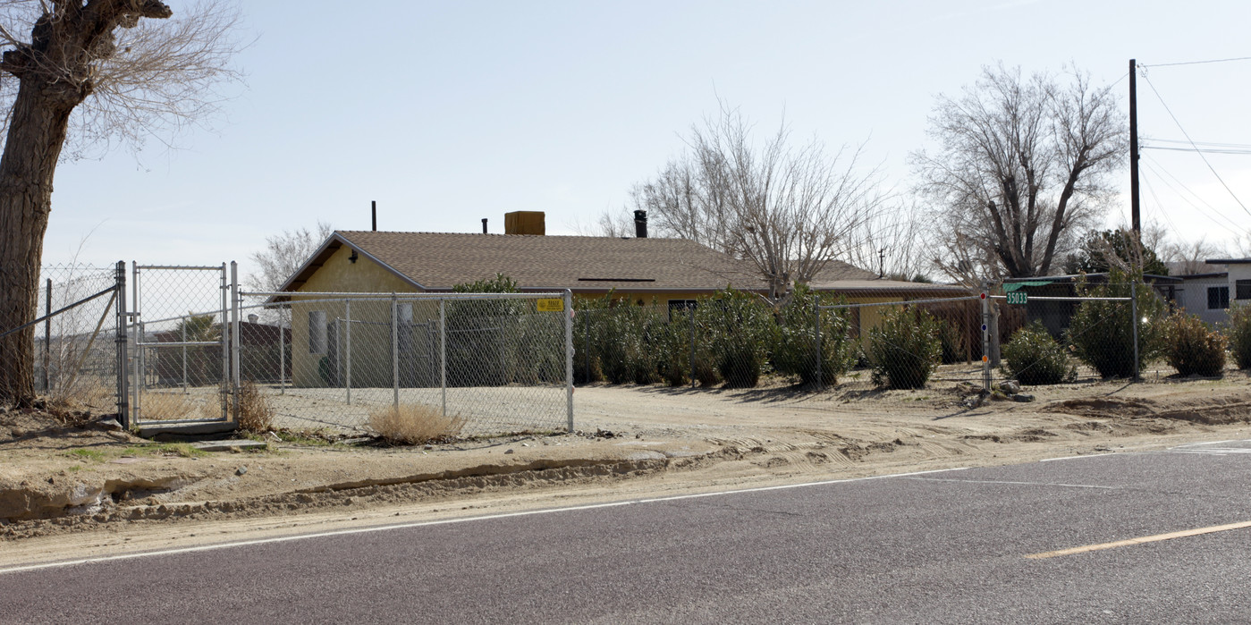 35035 Cedar Rd in Barstow, CA - Building Photo