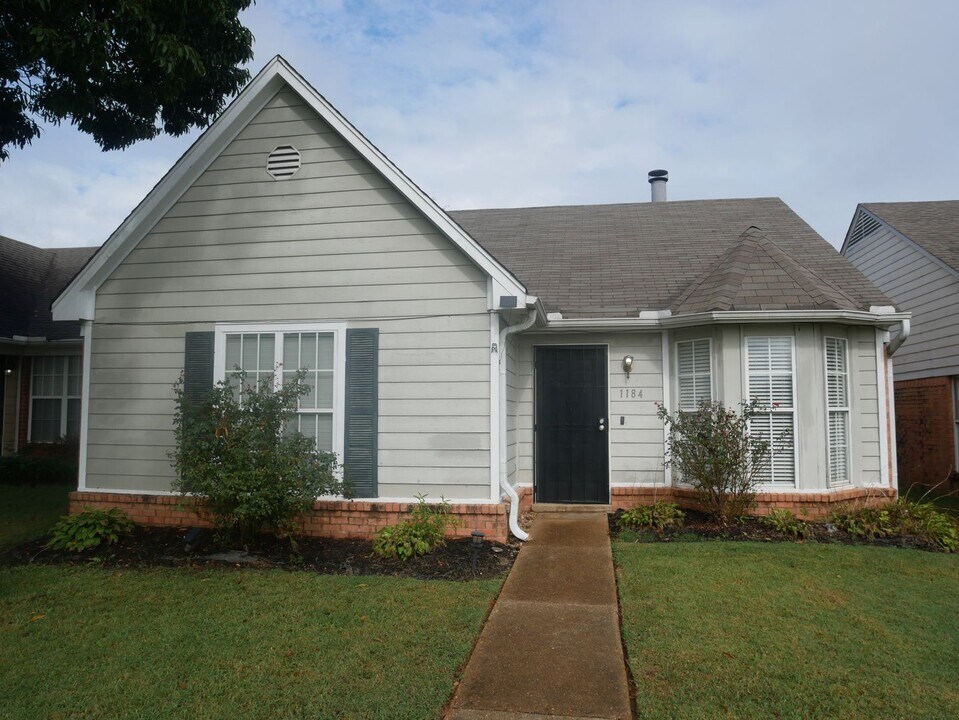 1184 W E Ross Pkwy in Southaven, MS - Building Photo