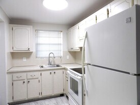 1638 Embassy Dr in West Palm Beach, FL - Building Photo