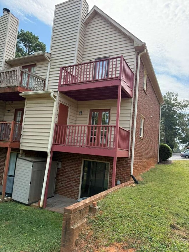 327 Mar-Don Hills Ct in Winston-Salem, NC - Building Photo - Building Photo
