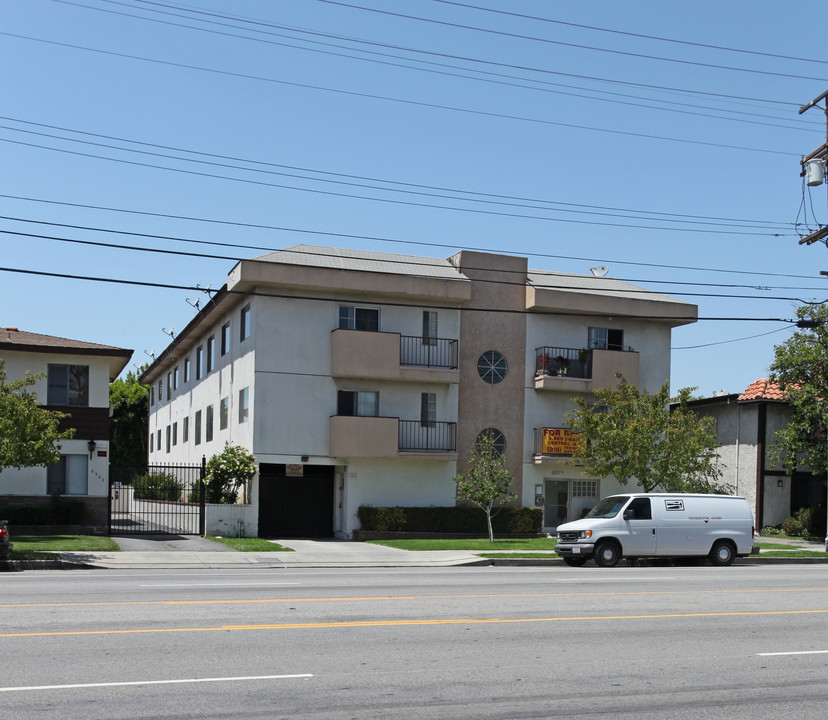 6507 Woodman Ave in Van Nuys, CA - Building Photo