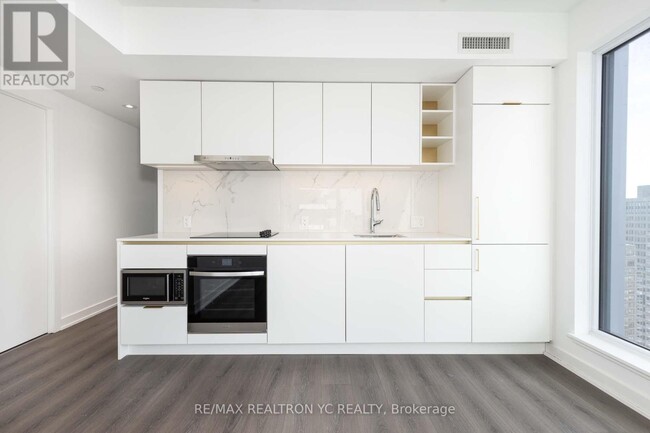 8-3508 Wellesley St W in Toronto, ON - Building Photo - Building Photo