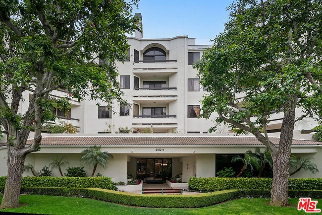 2102 Century Park Ln in Los Angeles, CA - Foto de edificio - Building Photo