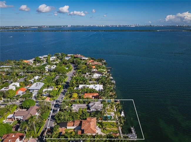 property at 617-625 E Dilido Dr