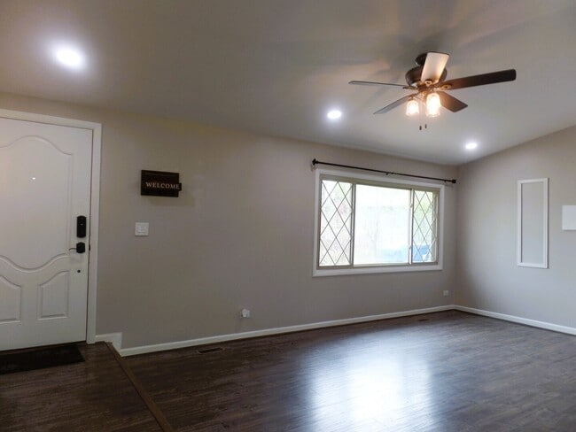 5910 Bradley Ct N in Hanover Park, IL - Building Photo - Building Photo