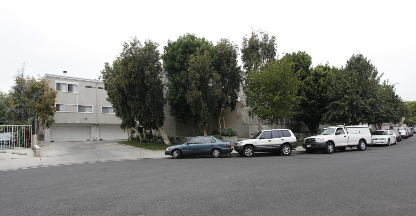 Cantara Apartments in Winnetka, CA - Building Photo