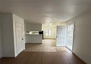 4750 Thunderbolt Ave, Unit 3 in Las Vegas, NV - Building Photo - Building Photo