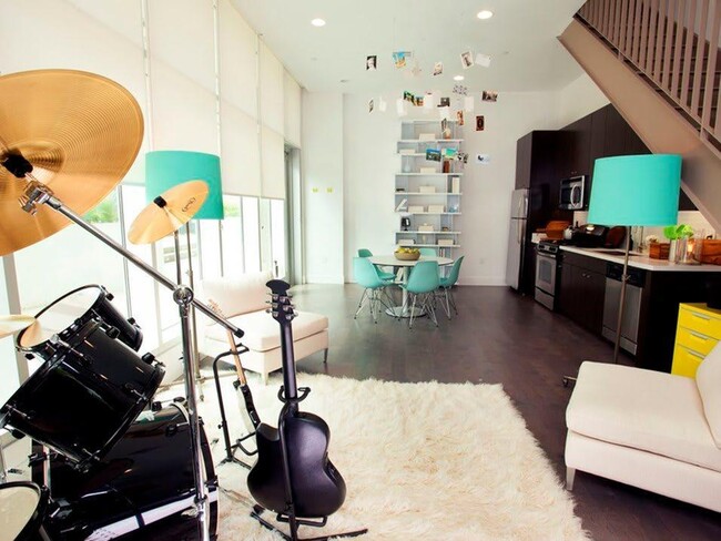 1800 Whitley in Los Angeles, CA - Foto de edificio - Building Photo