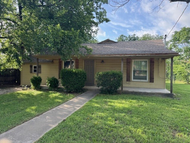 1380 W Frey in Stephenville, TX - Building Photo