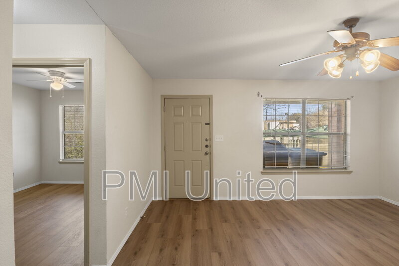 2335 N Elm St in Denton, TX - Building Photo