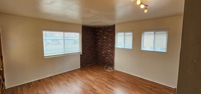 property at 1621 Sims St