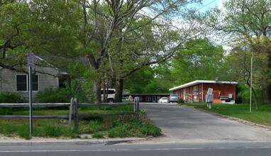 754 Flanders Rd in Flanders, NY - Foto de edificio - Building Photo