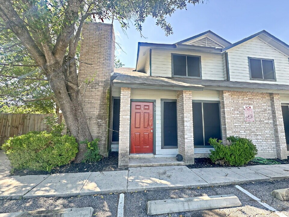 7504 Oak Chase in San Antonio, TX - Building Photo