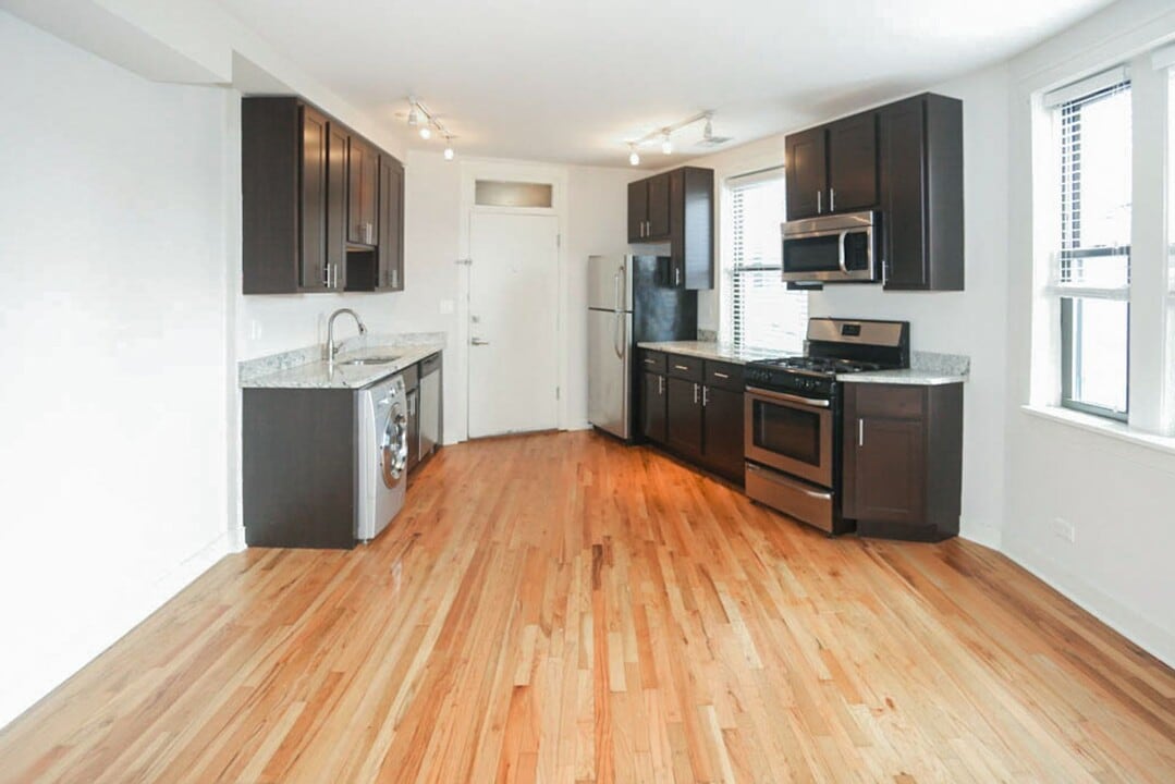 2235 W Wilson Ave, Unit 2 in Chicago, IL - Building Photo