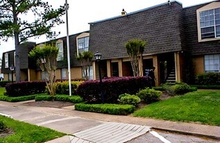 6311 Beverly Hill St in Houston, TX - Building Photo