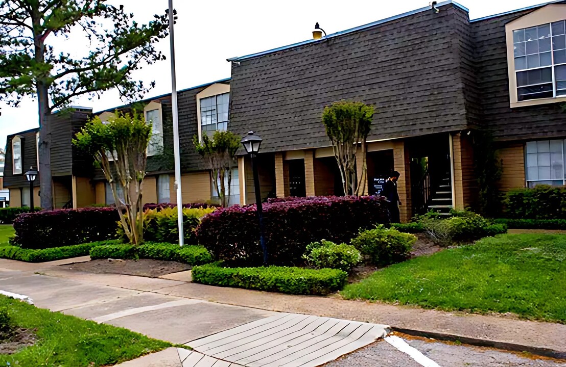 6311 Beverly Hill St in Houston, TX - Foto de edificio